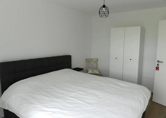 Robert Πανσιόν *