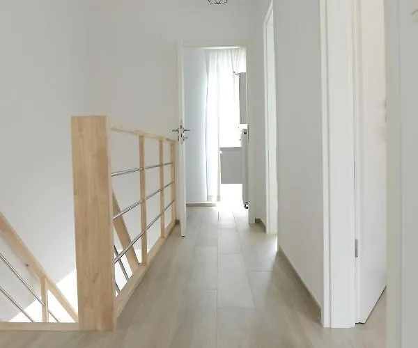 Robert Πανσιόν *